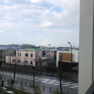京都南オフィスから、遠くに虹がかかっていました！希望の虹でありますように！tk